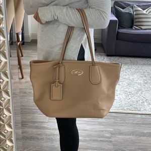 Authentic! Coach Light Beige Leather Tote with Zip